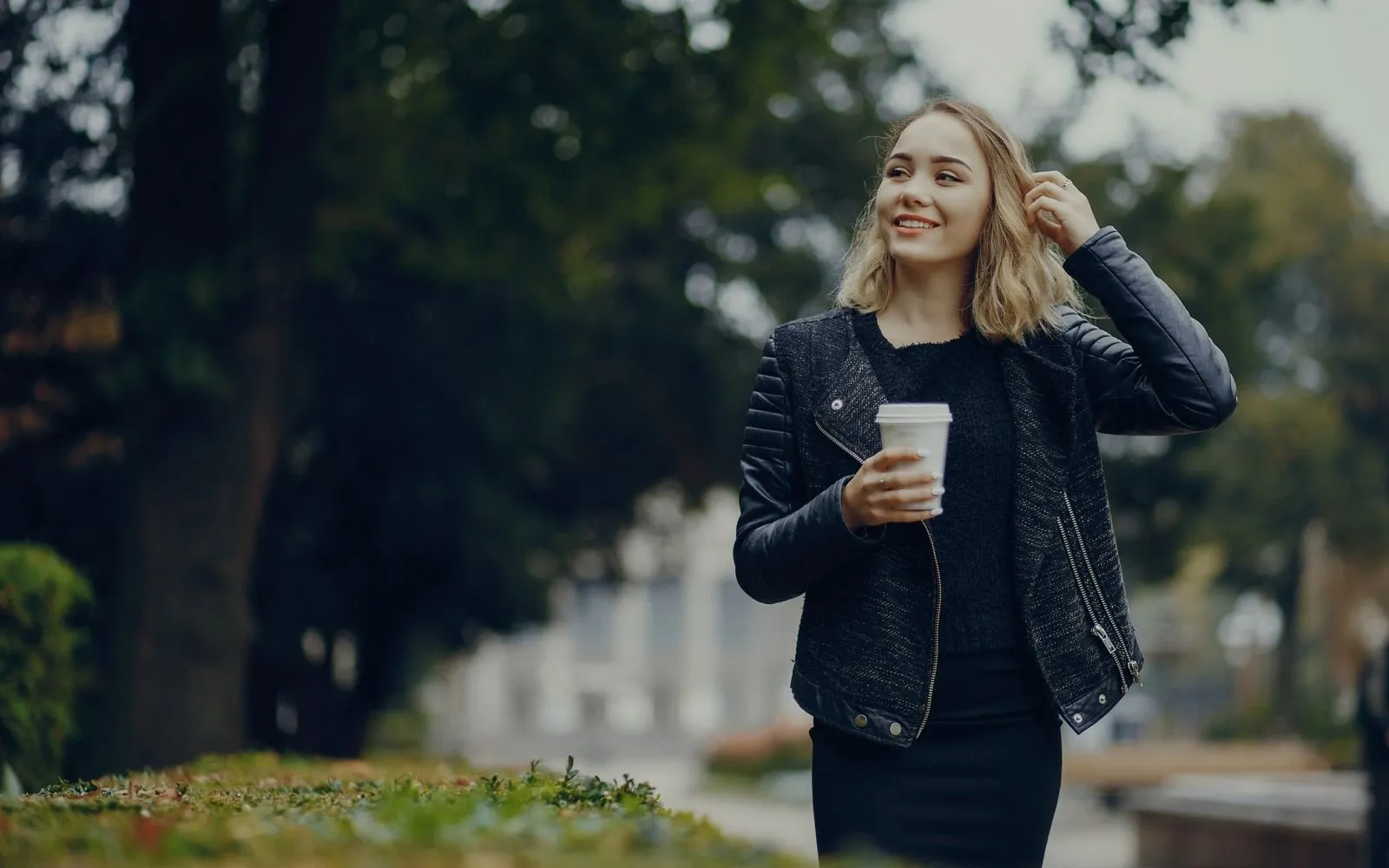 Our eye-catching advertising attracts more of the best buyers and tenants.
Our outdoor media presence makes sure we are at the front of people's minds when they think of which agent to call to buy, sell, rent or let. - Martyn Gerrard